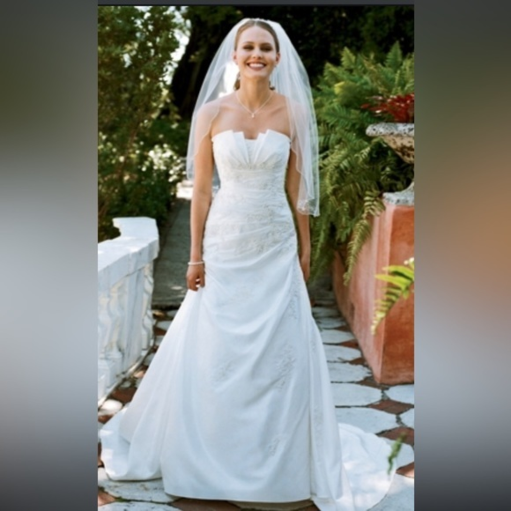 David’s Bridal taffeta side-drape gown with beaded lace

STYLE# WG3011‎